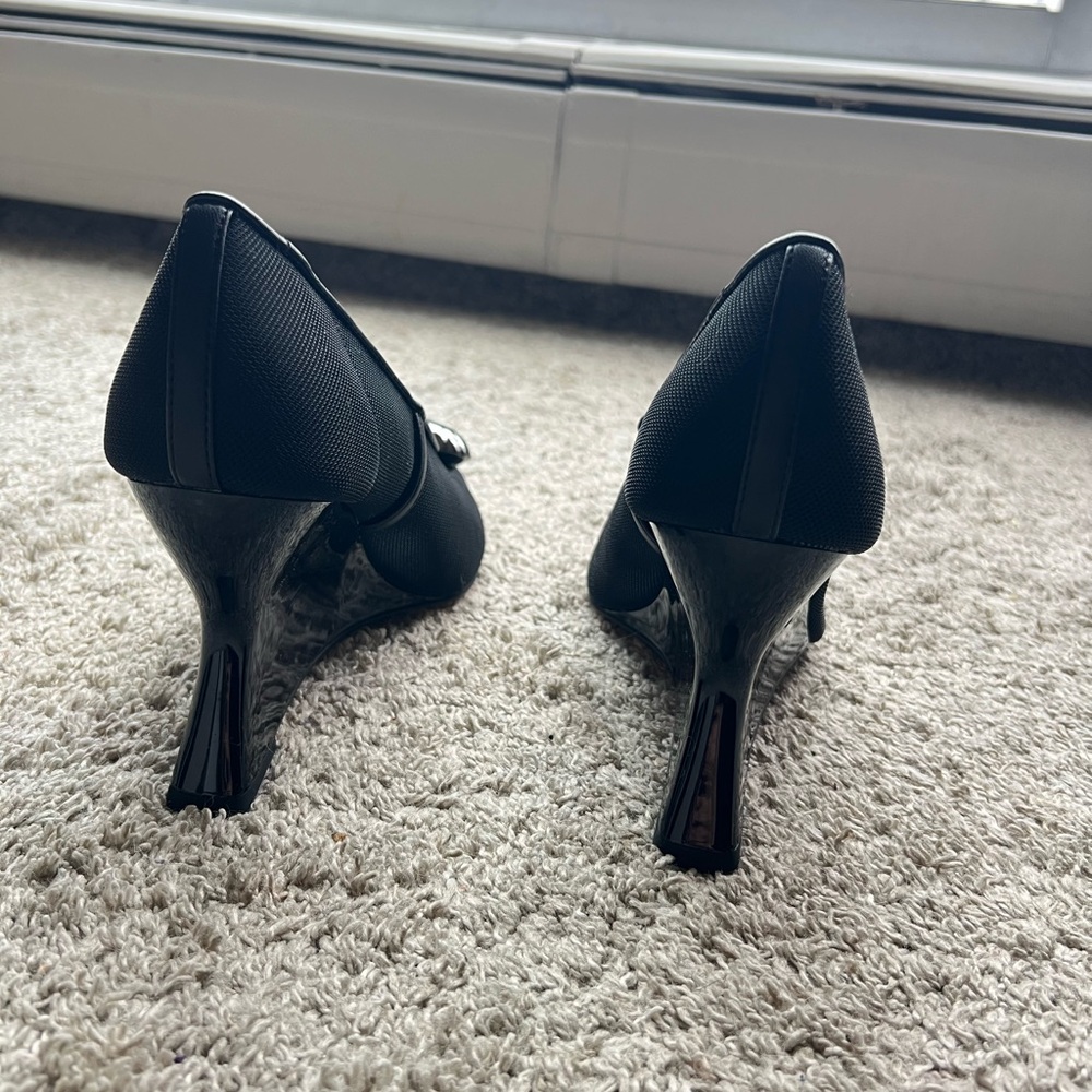 Katy Perry. New without tags. Size 8. Black Heels with Silver Heart - Picture 5 of 6